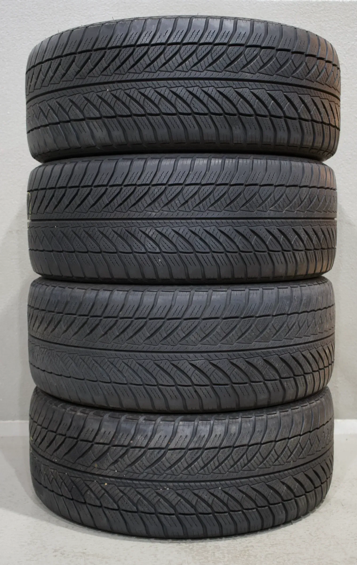 Goodyear UltraGrip 8 * I 245 45 R18 100H M+S XL I Winterreifensatz - Bild 1