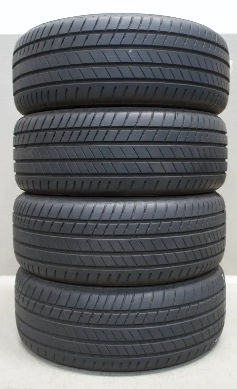 Background image for Bridgestone Alenza 001 * I 245 50 R19 105W XL I Sommerreifensatz
