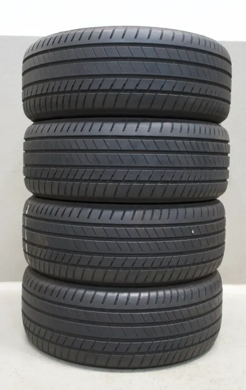Background image for Bridgestone Alenza 001 * I 245 50 R19 105W XL I Sommerreifensatz